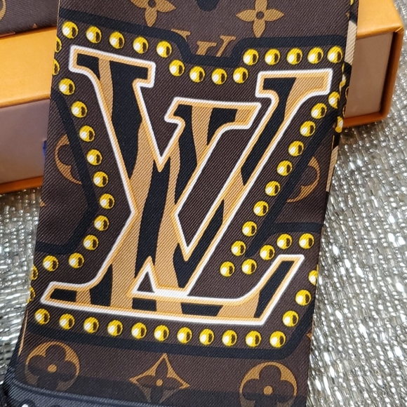 SOLD!!! LOUIS VUITTON "World" Bandeau - New In Box - Picture 3 of 8